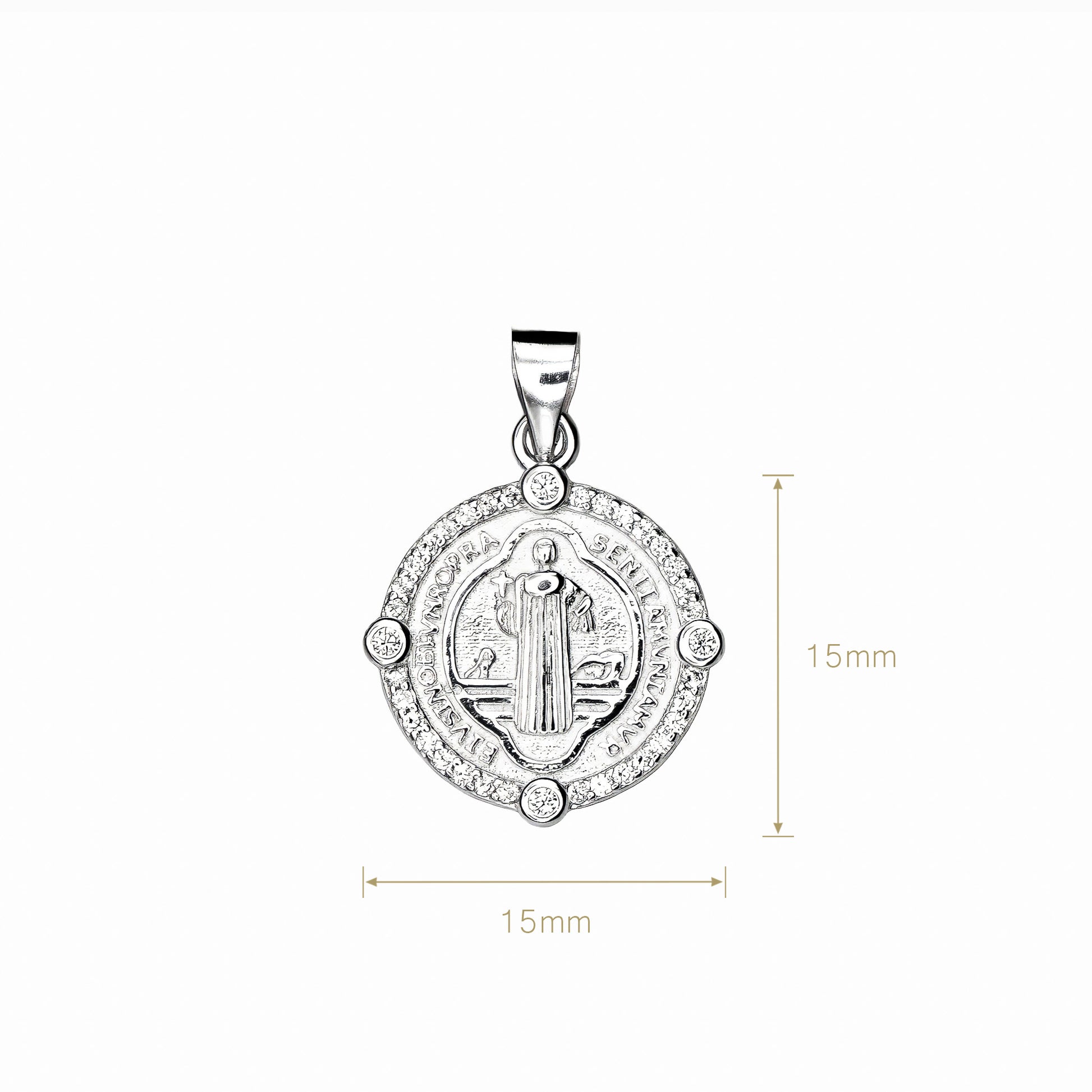 Dije de la medalla de San Benito en plata ley 925 con borde de circones blancos brillantes sobre fondo blanco.