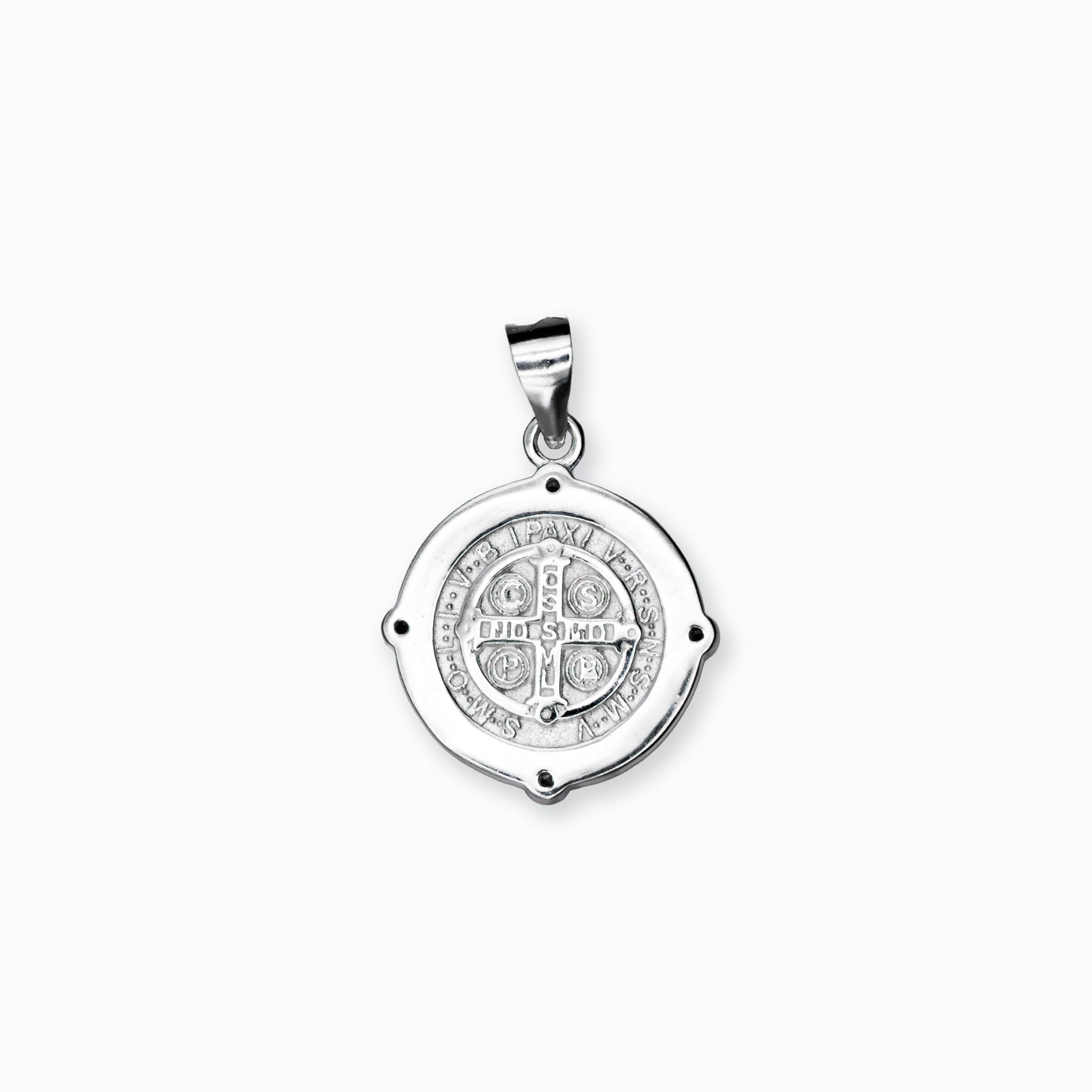 Dije de la medalla de San Benito elaborado en plata ley 925 rodeado de brillantes circones verdes de 15 mm de diámetro sobre fondo blanco.

