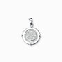 Dije de la medalla de San Benito elaborado en plata ley 925 rodeado de brillantes circones verdes de 15 mm de diámetro sobre fondo blanco.
