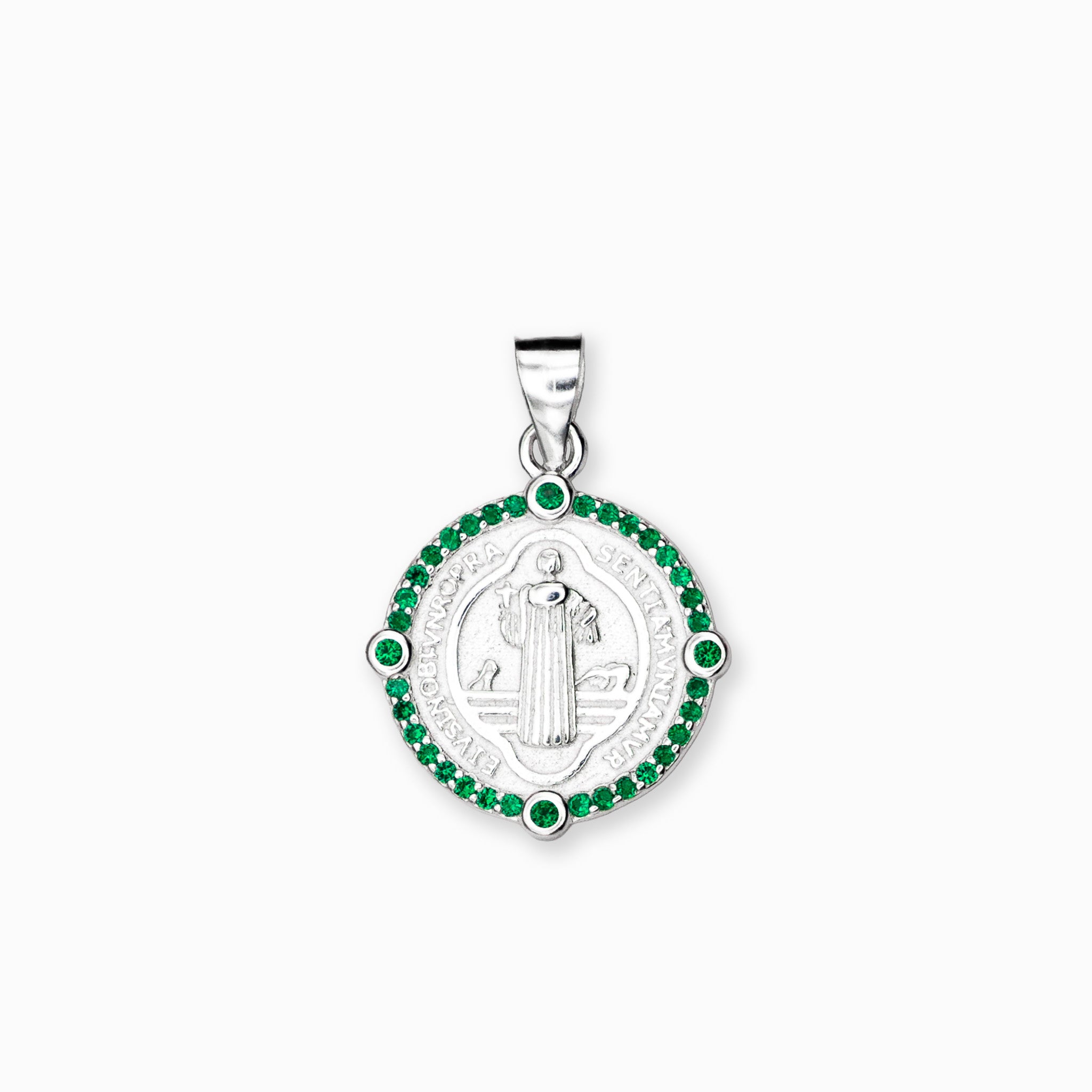 Dije de la medalla de San Benito elaborado en plata ley 925 rodeado de brillantes circones verdes de 15 mm de diámetro sobre fondo blanco.
