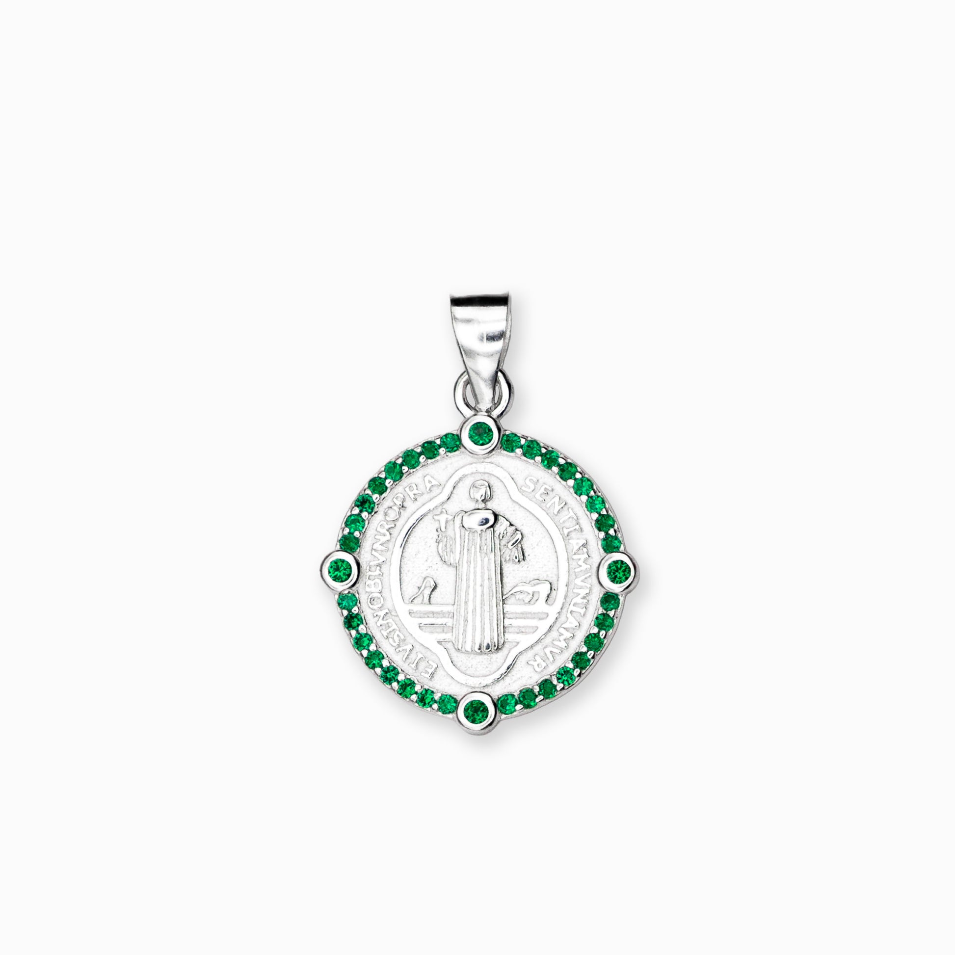 Dije de la medalla de San Benito elaborado en plata ley 925 rodeado de brillantes circones verdes de 15 mm de diámetro sobre fondo blanco.
