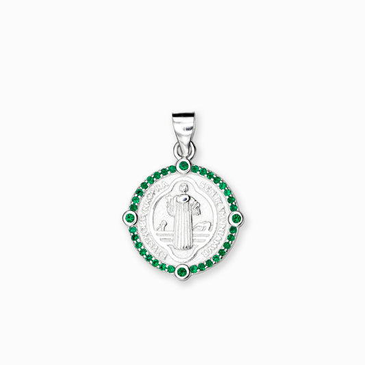 Dije de la medalla de San Benito elaborado en plata ley 925 rodeado de brillantes circones verdes de 15 mm de diámetro sobre fondo blanco.
