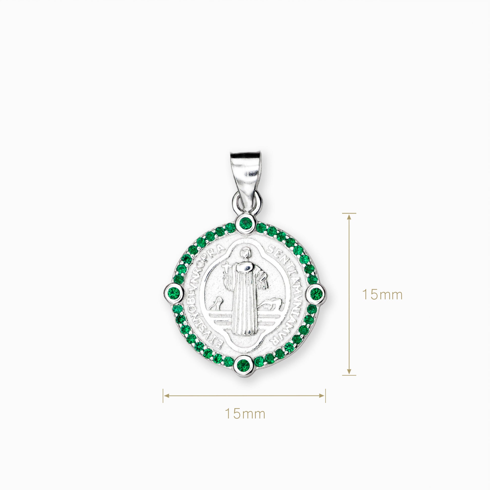 Dije de la medalla de San Benito elaborado en plata ley 925 rodeado de brillantes circones verdes de 15 mm de diámetro sobre fondo blanco.
