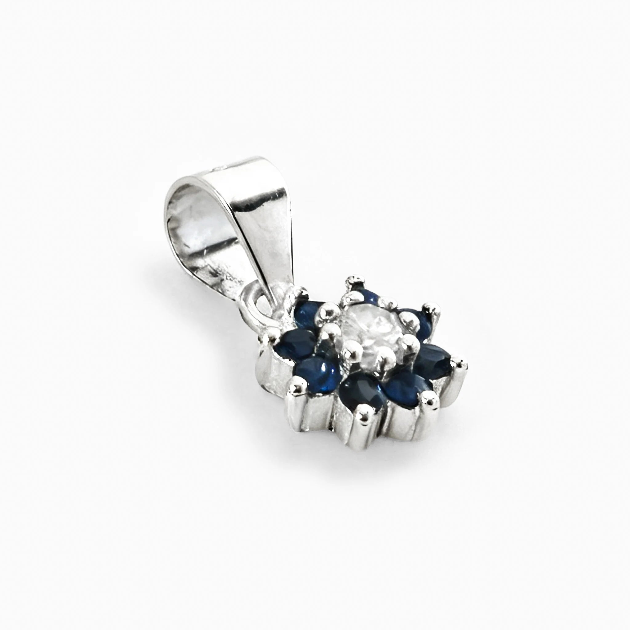 Dije Small Flower de 7.5 mm en plata ley 925 con zafiros y diamante central   