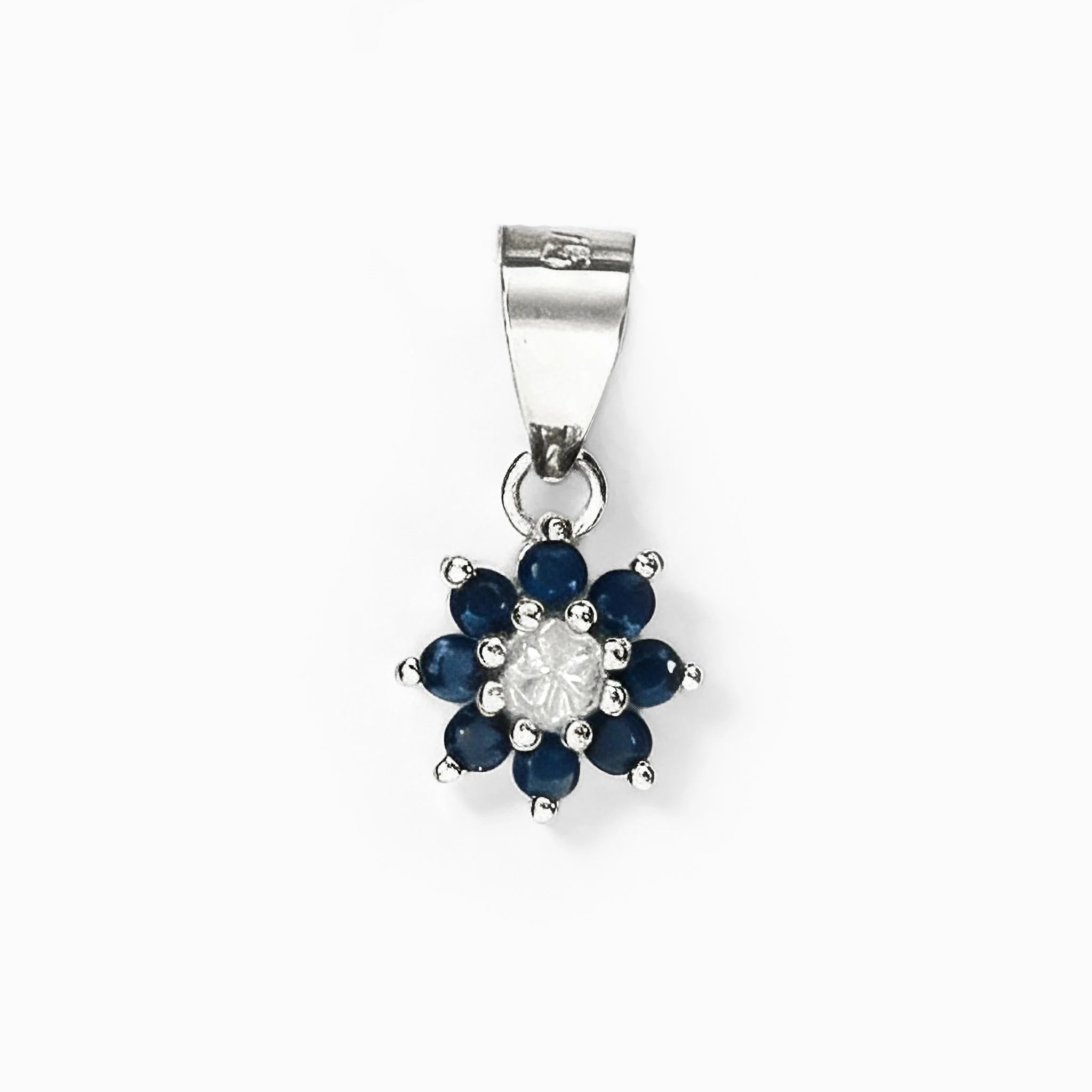 Dije Small Flower de 7.5 mm en plata ley 925 con zafiros y diamante central   
