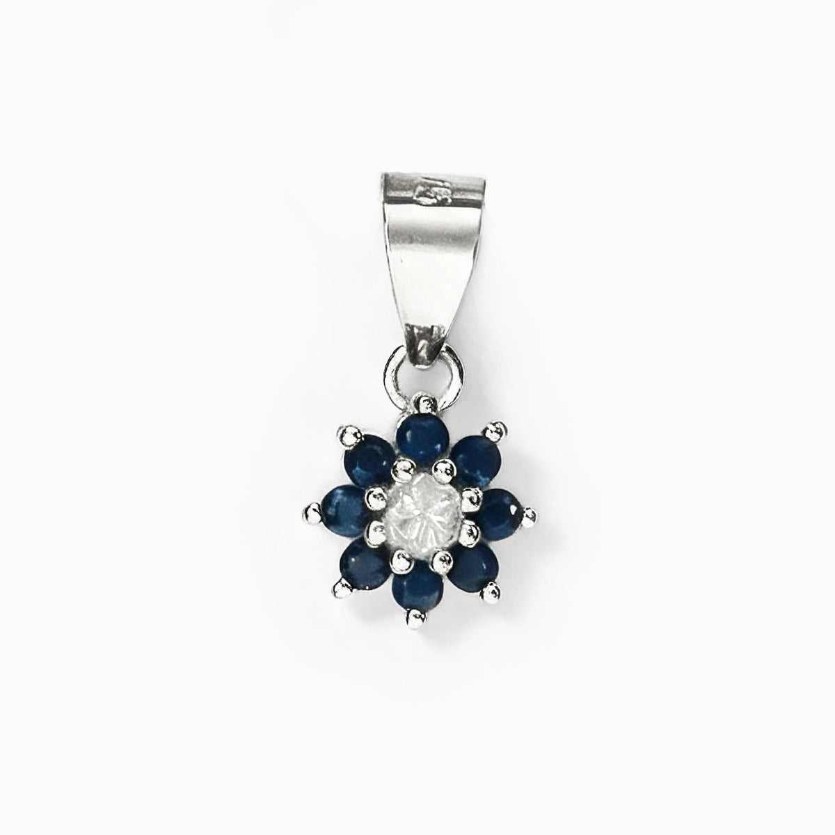 Dije Small Flower de 7.5 mm en plata ley 925 con zafiros y diamante central   