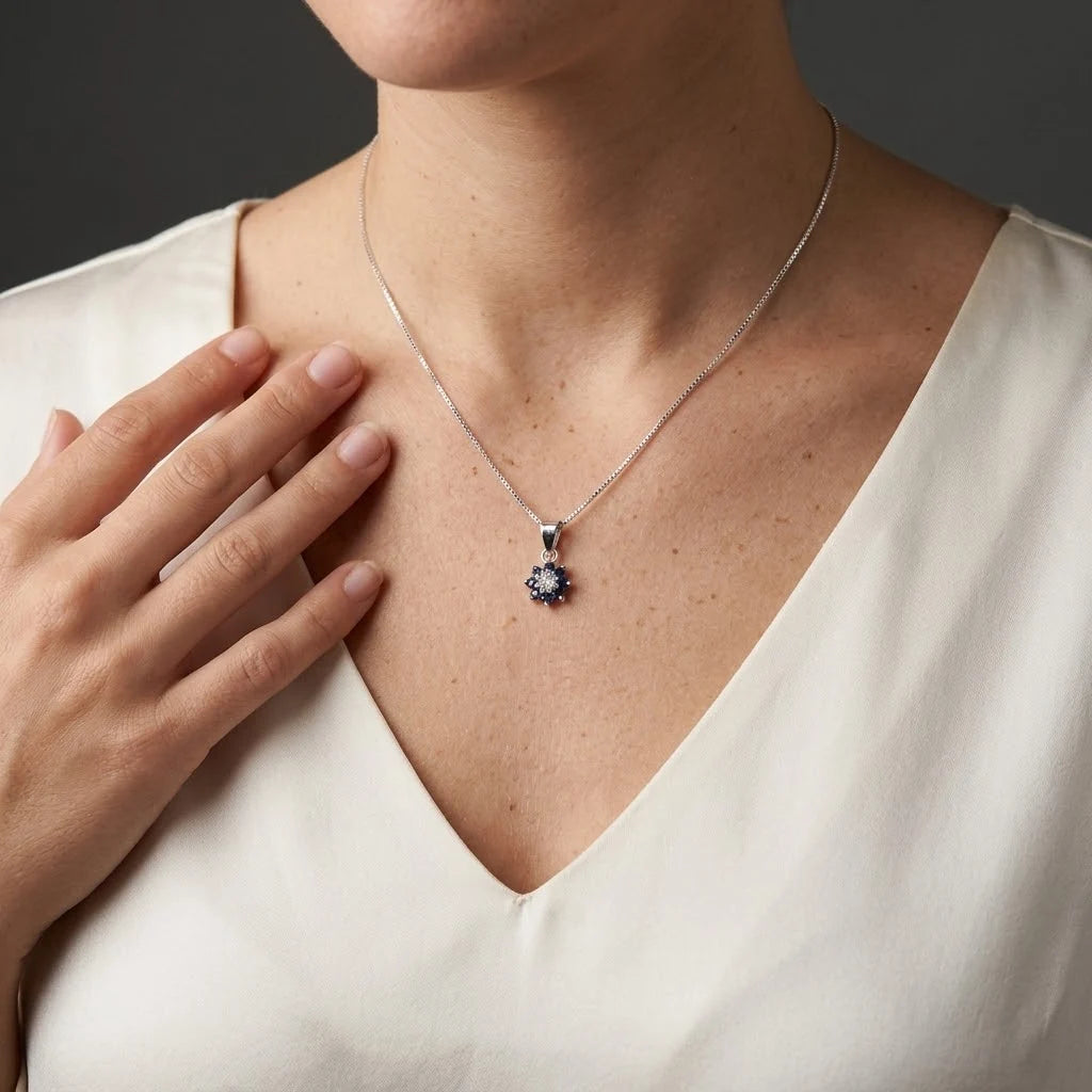Dije Small Flower de 7.5 mm en plata ley 925 con zafiros y diamante central   