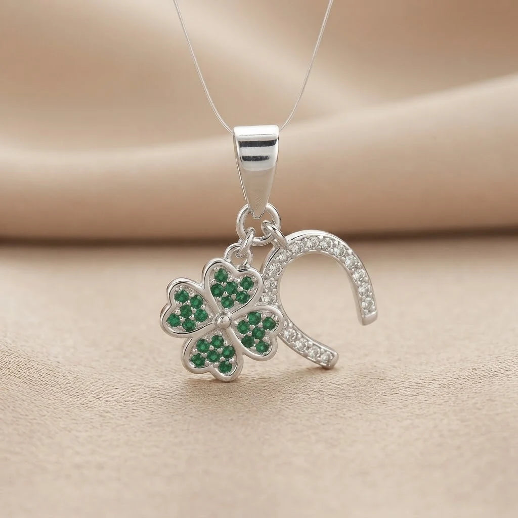 Dije de trébol y herradura de 8.8 mm en plata ley 925 con circones verdes y blancos