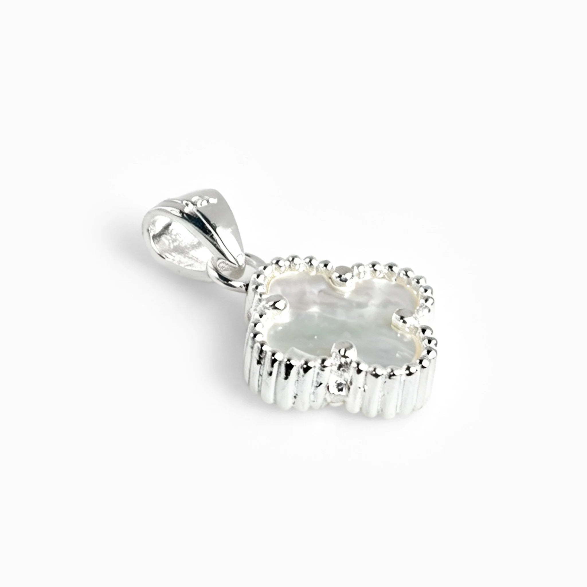Dije de trébol en plata ley 925 con nácar natural iridiscente de 12 mm.