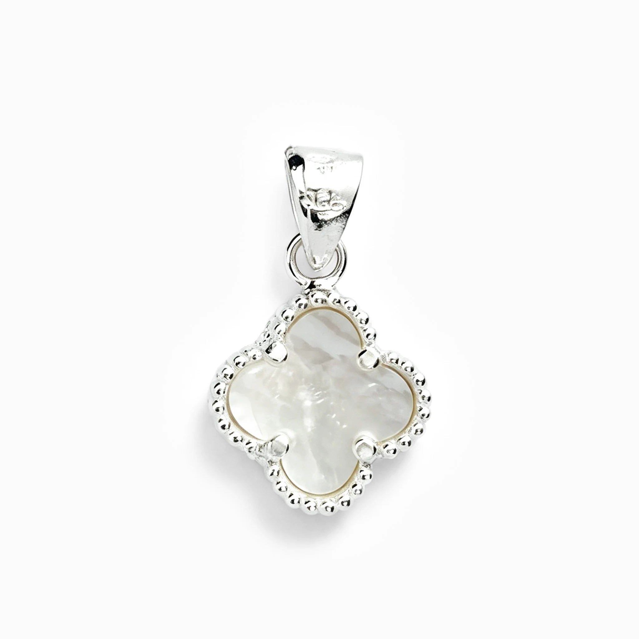 Dije de trébol en plata ley 925 con nácar natural iridiscente de 12 mm.