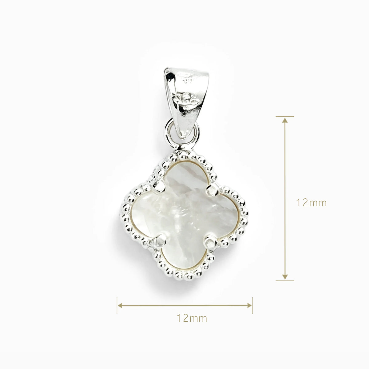 Dije de trébol en plata ley 925 con nácar natural iridiscente de 12 mm.
