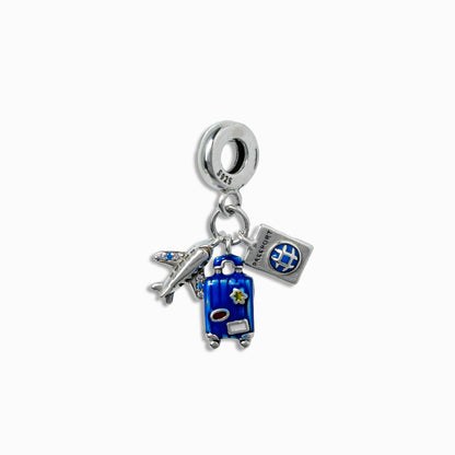 Charm colgante triple en Plata Ley 925 con dijes de avión con circones, maleta azul esmaltada y pasaporte miniatura.
