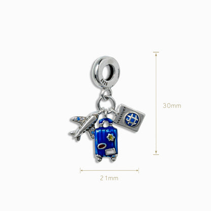 Charm colgante triple en Plata Ley 925 con dijes de avión con circones, maleta azul esmaltada y pasaporte miniatura.