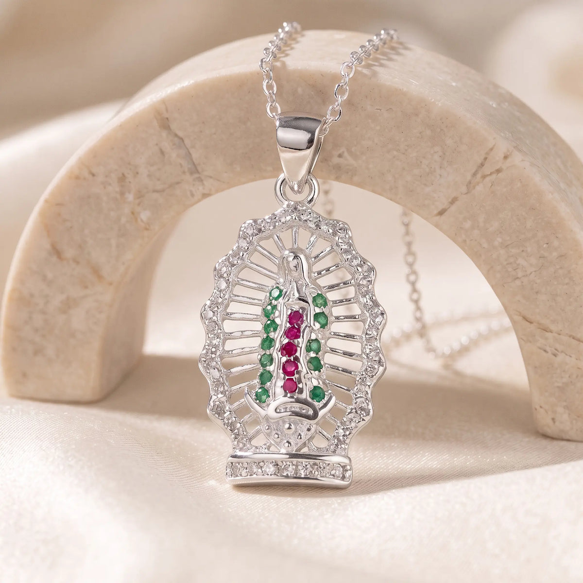 Dije medalla de la Virgen de Guadalupe con circones en plata ley 925 para mujer