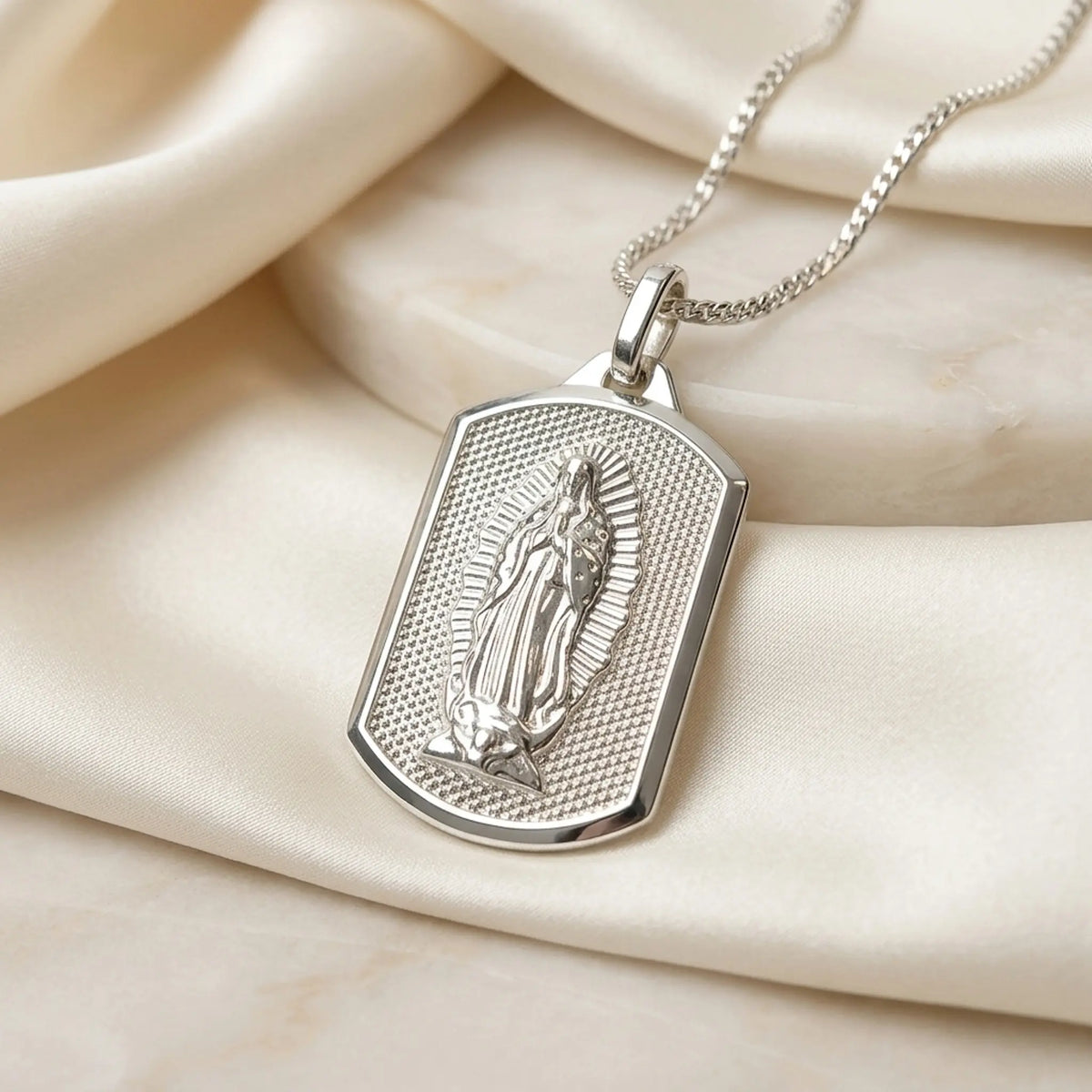 Dije placa con la Virgen de Guadalupe en plata ley 925 para mujer