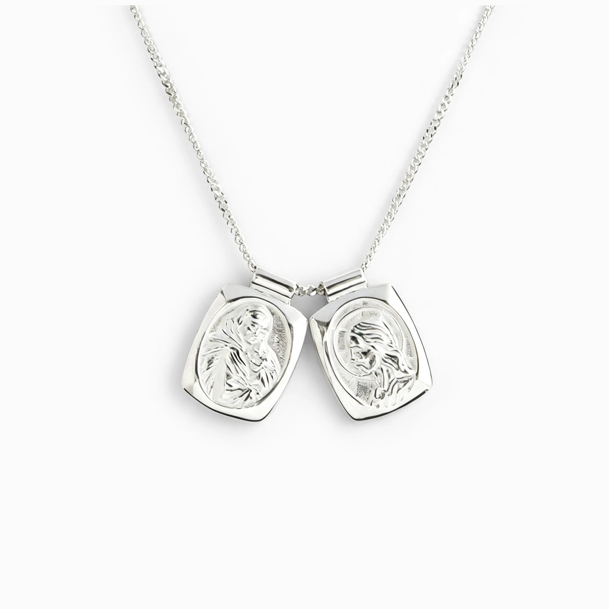 Escapulario biselado en plata ley 925 con medallas de la Virgen María y Sagrado Corazón.