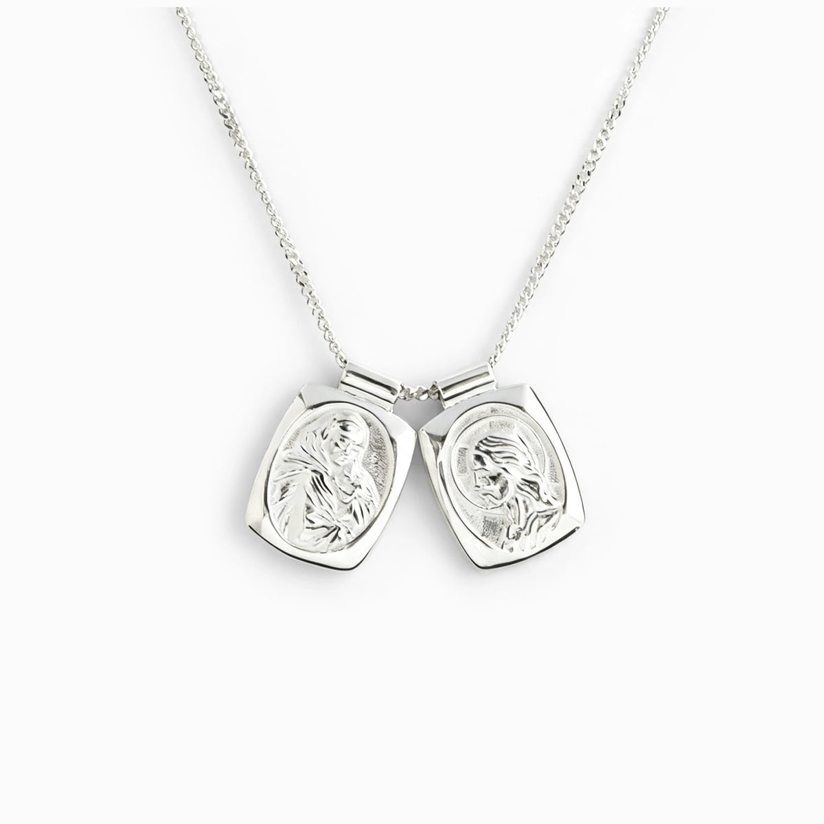 Escapulario biselado en plata ley 925 con medallas de la Virgen María y Sagrado Corazón.