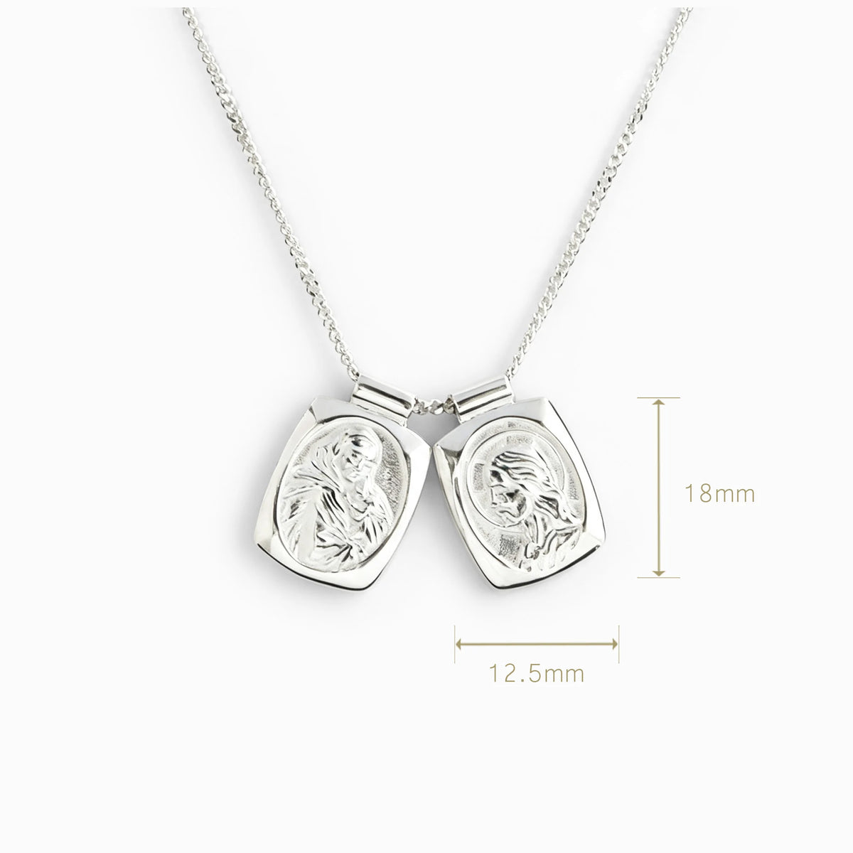 Escapulario biselado en plata ley 925 con medallas de la Virgen María y Sagrado Corazón.