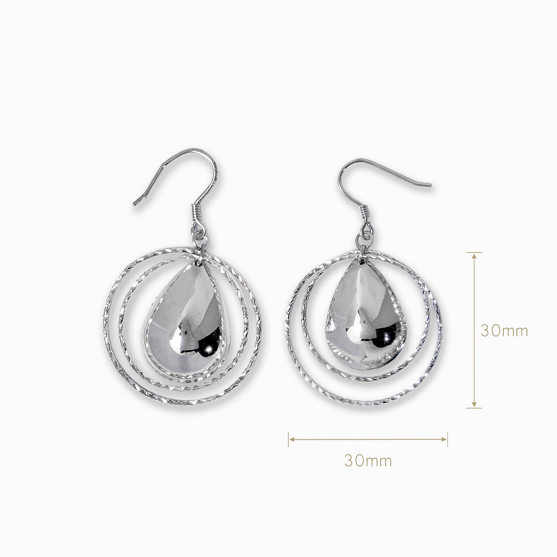 Juego de aretes colgantes en Plata Ley 925 con aros delgados texturizados y una medalla central en forma de gota pulida.