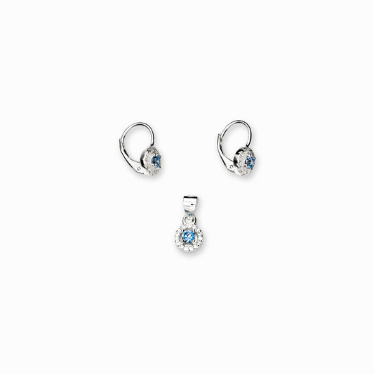 Juego de joyería en plata ley 925 con aretes de cierre bisagra y dije en forma de marqueza con circón de 7 mm sobre fondo blanco.
