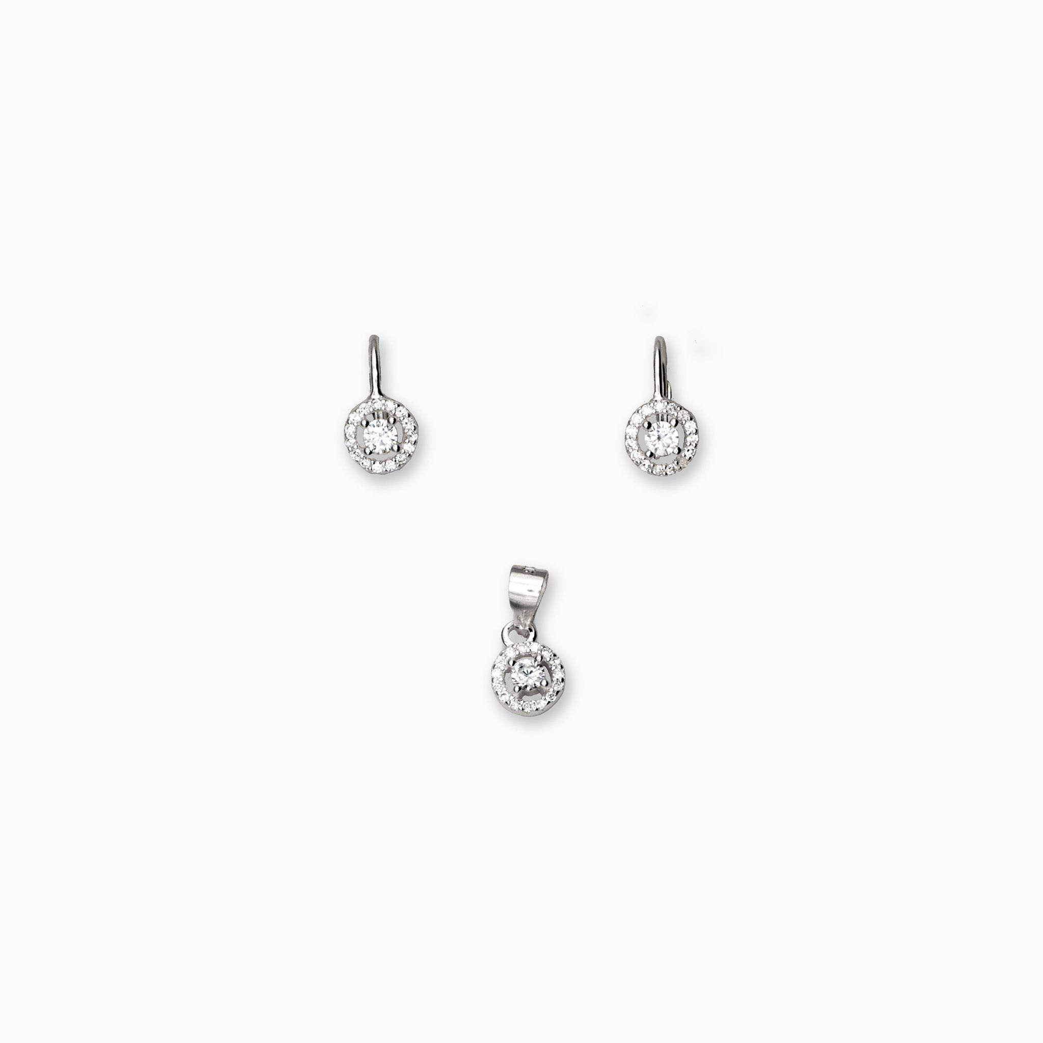 Juego de joyería en plata ley 925 con aretes de cierre bisagra y dije en forma de maruqeza con circón blanco de 7 mm sobre fondo blanco.