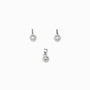 Juego de joyería en plata ley 925 con aretes de cierre bisagra y dije en forma de maruqeza con circón blanco de 7 mm sobre fondo blanco.