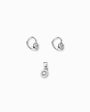 Juego de joyería en plata ley 925 con aretes de cierre bisagra y dije en forma de maruqeza con circón blanco de 7 mm sobre fondo blanco.
