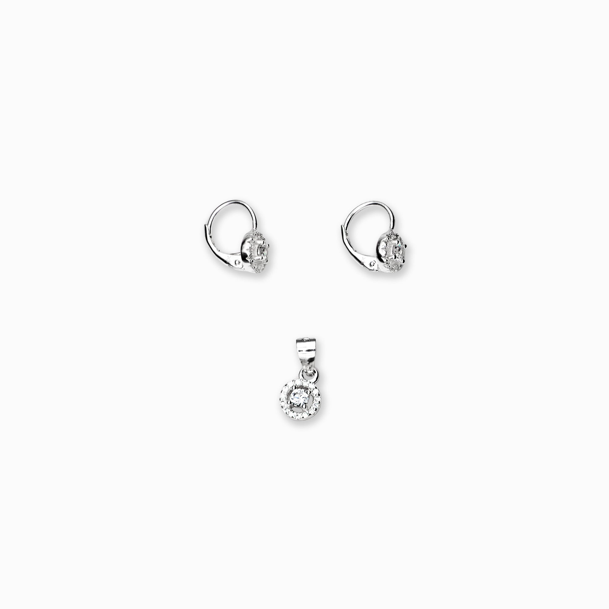 Juego de joyería en plata ley 925 con aretes de cierre bisagra y dije en forma de maruqeza con circón blanco de 7 mm sobre fondo blanco.
