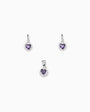 Juego de joyería en plata ley 925 con aretes de cierre bisagra y dije en forma de corazón con circón morado de 7 mm sobre fondo blanco.
