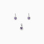 Juego de joyería en plata ley 925 con aretes de cierre bisagra y dije en forma de corazón con circón morado de 7 mm sobre fondo blanco.

