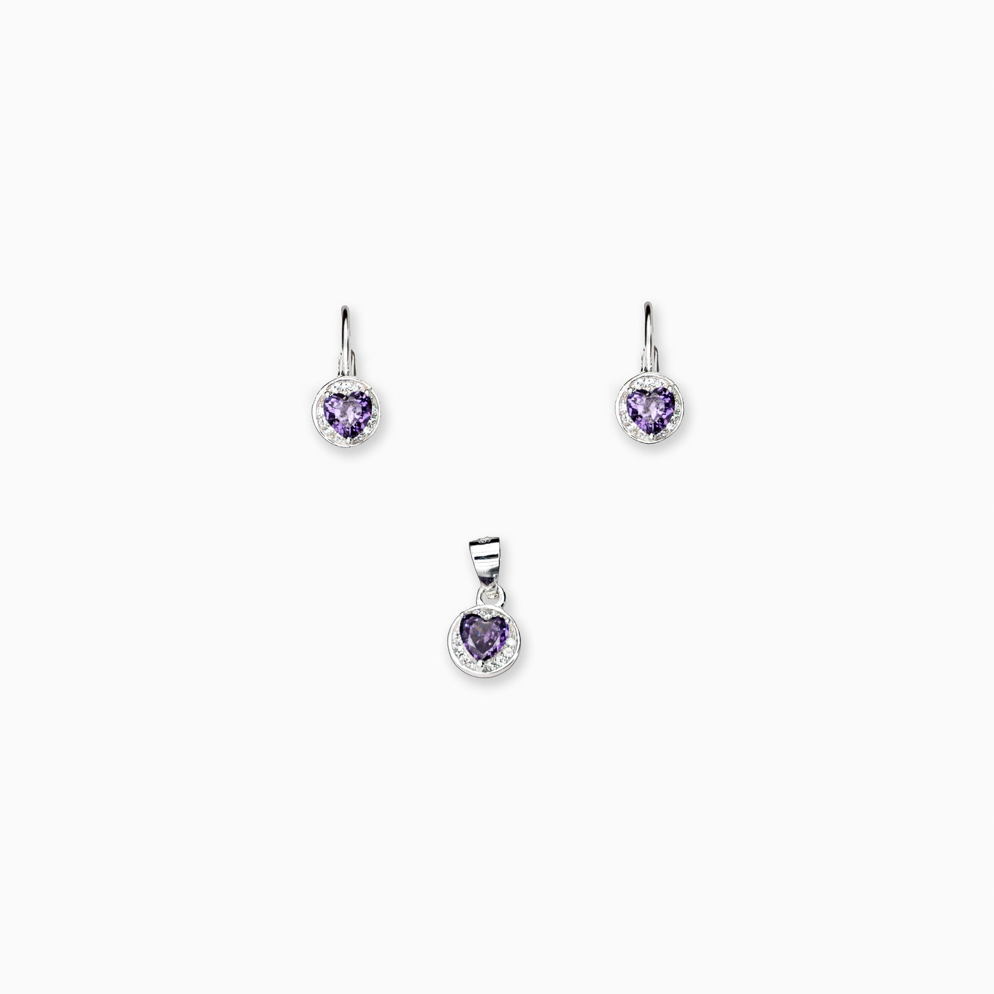 Juego de joyería en plata ley 925 con aretes de cierre bisagra y dije en forma de corazón con circón morado de 7 mm sobre fondo blanco.
