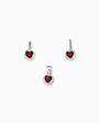 Juego de joyería en plata ley 925 con aretes de cierre bisagra y dije en forma de marqueza con circón rojo de 7 mm sobre fondo blanco.