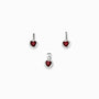 Juego de joyería en plata ley 925 con aretes de cierre bisagra y dije en forma de marqueza con circón rojo de 7 mm sobre fondo blanco.