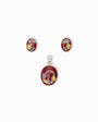 Juego de joyería en plata ley 925 con diseño de flores artísticas detalladas, incluye aretes de topo y dije sobre fondo blanco.
