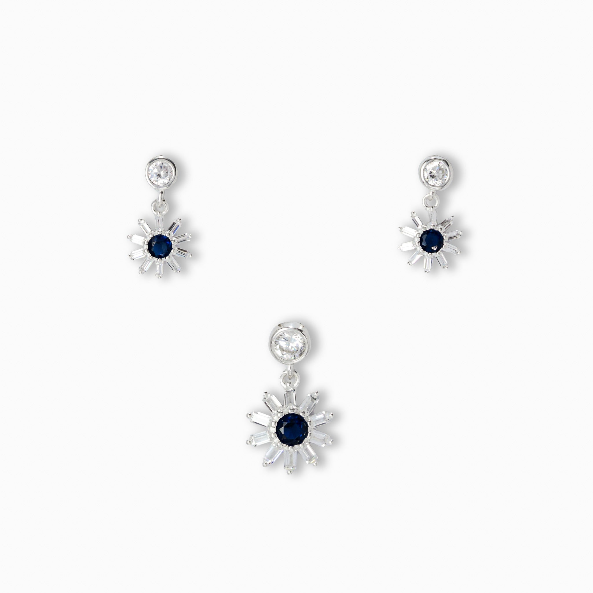 Set de joyería en Plata Ley 925 con dije de 20x11mm y topos de 15x8mm en forma de girasol con cirón azul y pétalos blancos baguette.