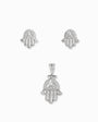 Set de joyería en Plata Ley 925 que muestra un dije central de Mano de Fátima calado y un par de aretes topos haciendo juego.