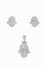 Set de joyería en Plata Ley 925 que muestra un dije central de Mano de Fátima calado y un par de aretes topos haciendo juego.