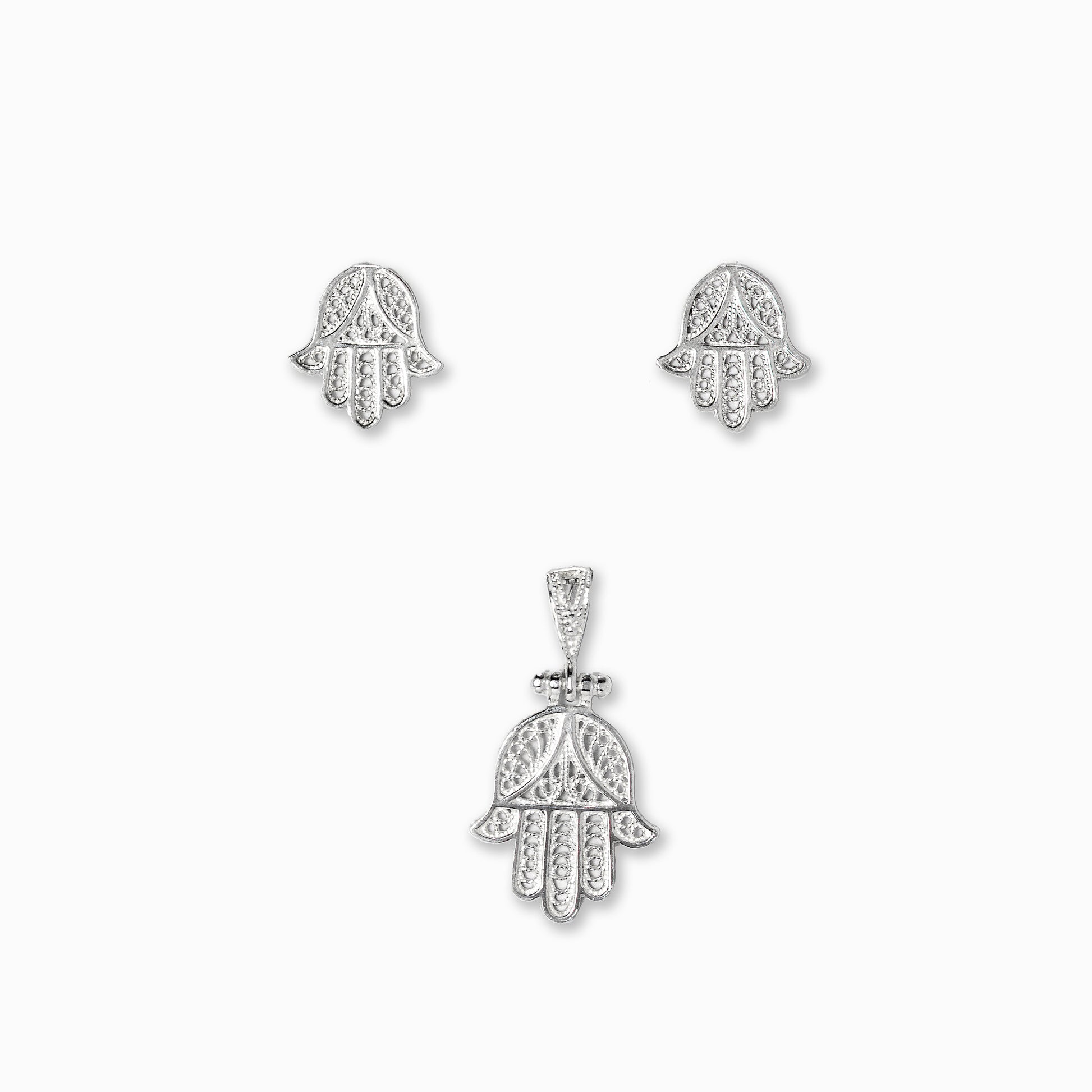 Set de joyería en Plata Ley 925 que muestra un dije central de Mano de Fátima calado y un par de aretes topos haciendo juego.