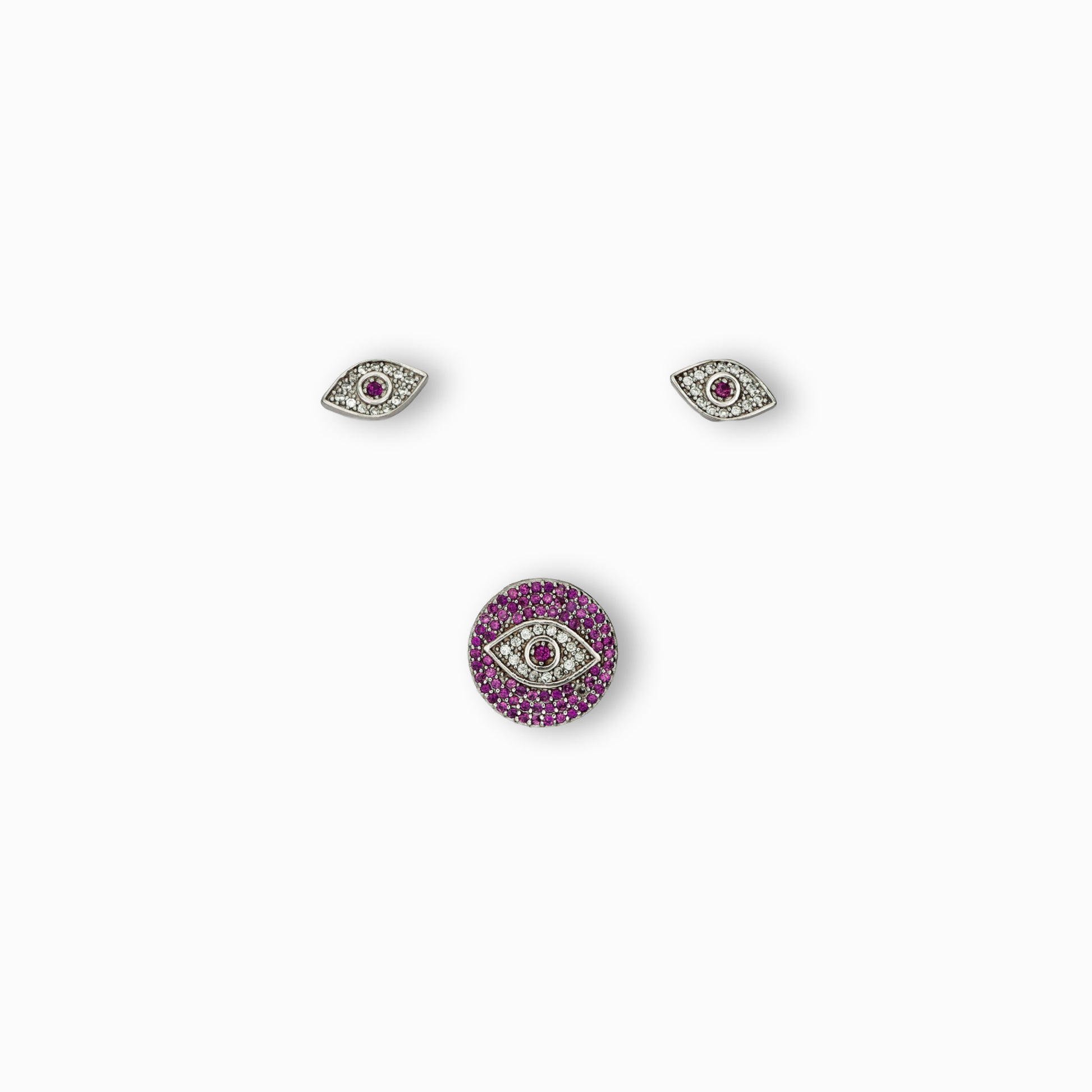 Juego de joyería en plata ley 925 con diseño de ojo místico decorado con circones brillantes, incluye aretes de topo y dije sobre fondo blanco.