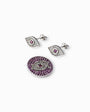 Juego de joyería en plata ley 925 con diseño de ojo místico decorado con circones brillantes, incluye aretes de topo y dije sobre fondo blanco.