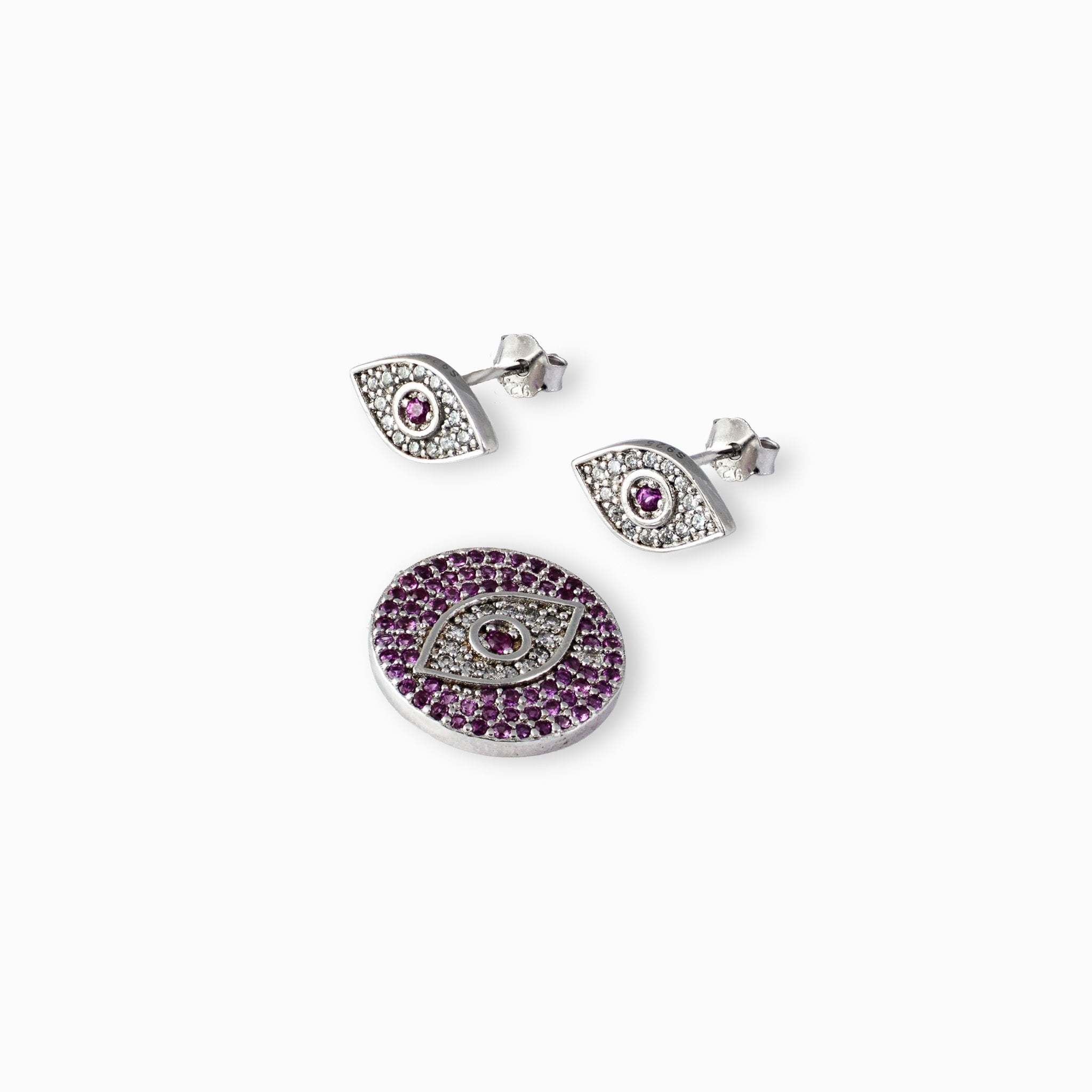 Juego de joyería en plata ley 925 con diseño de ojo místico decorado con circones brillantes, incluye aretes de topo y dije sobre fondo blanco.