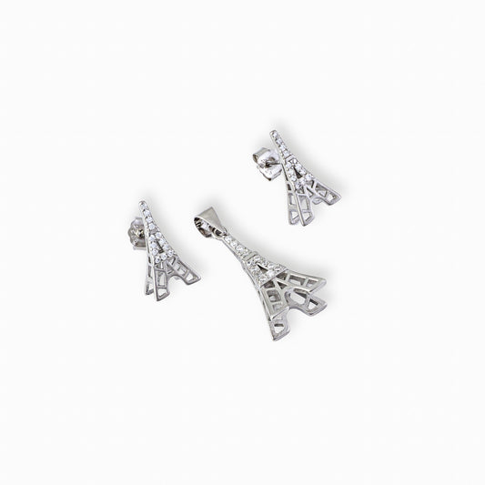Juego de joyería en plata ley 925 con baño de rodio con diseño de la Torre Eiffel, incluye aretes de topo y dije sobre fondo blanco.
