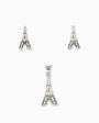 Juego de joyería en plata ley 925 con baño de rodio con diseño de la Torre Eiffel, incluye aretes de topo y dije sobre fondo blanco.
