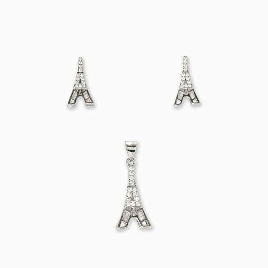 Juego de joyería en plata ley 925 con baño de rodio con diseño de la Torre Eiffel, incluye aretes de topo y dije sobre fondo blanco.
