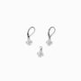 Juego de aretes y dije de flor en plata 925 con circones brillantes sobre fondo blanco, joyería minimalista para mujer.
