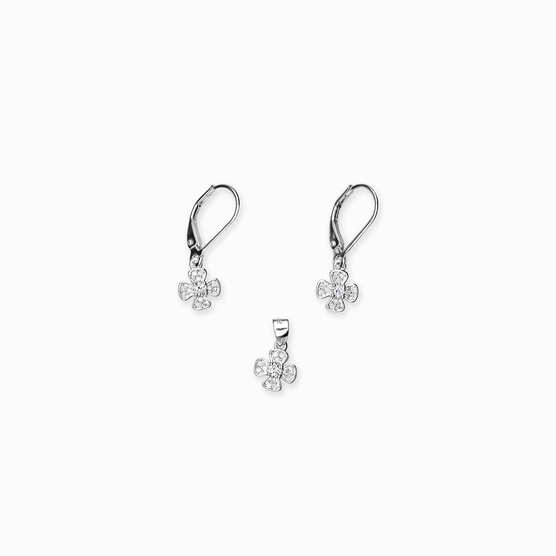 Juego de aretes y dije de flor en plata 925 con circones brillantes sobre fondo blanco, joyería minimalista para mujer.

