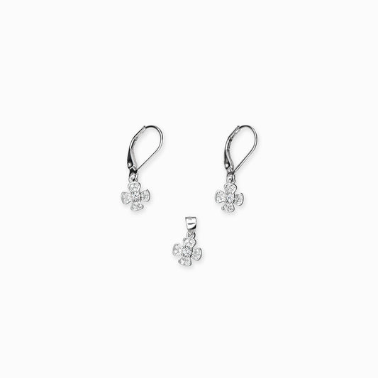 Juego de aretes y dije de flor en plata 925 con circones brillantes sobre fondo blanco, joyería minimalista para mujer.
