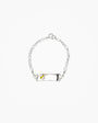 Pulsera de identidad infantil en plata ley 925 con placa lisa de 25 mm para grabado personalizado y tejido clásico sobre fondo blanco.

