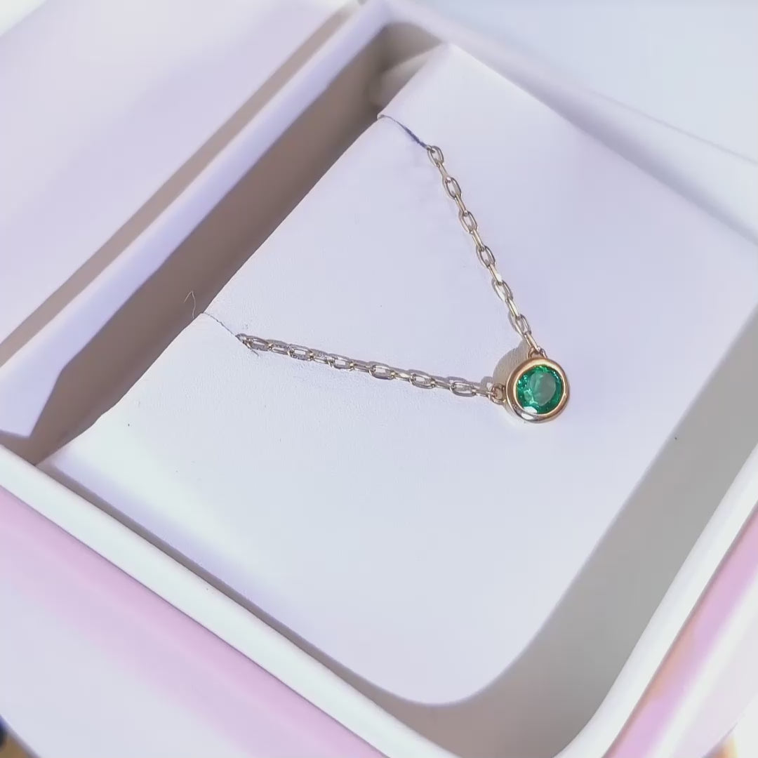 Collar solitario en oro de 18K con esmeralda para mujer con cadena de 40 cm