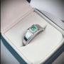 Anillo estilo sello en plata ley 925 con esmeralda y circones para hombre